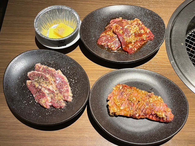 牛角赤坂店上から時計回りに「王様ハラミ」、「熟成王様カルビ」、「鴨ロース」