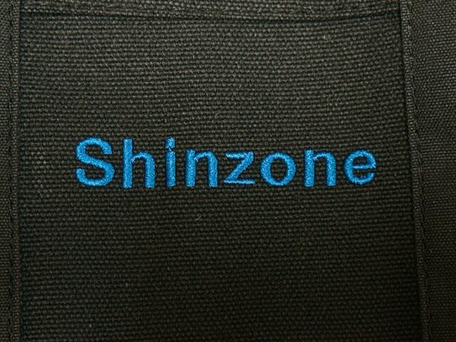 鮮やかなブルーカラーmp「Shinzone」ロゴ。おしゃれで高見えするワンポイントです