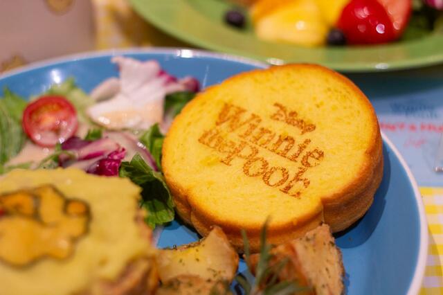 ポテト&ソイミートのハンバーガ 2,490円|「くまのプーさん」FUNNY & HUNNY OH MY CAFE