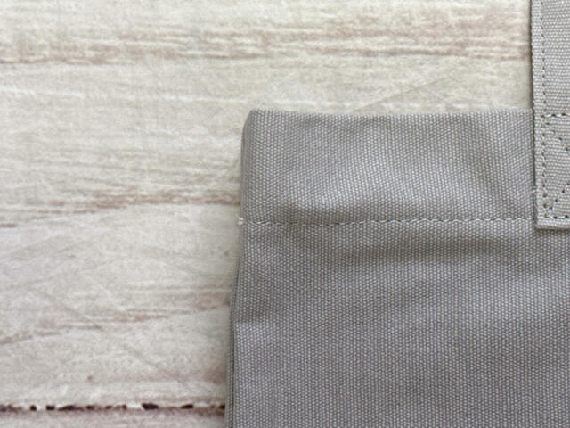 カラーはグレーをチョイス。淡いグレーなため、色味が暗くなりがちな秋冬も重くならずに持てます！