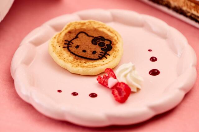 「HELLO KITTY のハッピー♡パンケーキ」＜期間：2026年9月4日〜11月29日＞【ハローキティの“リボンモチーフスイーツ”がいっぱい！かわいいが詰まった「ハローキティ リボンリボン スイーツビュッフェ」でスイートなひととき♪】