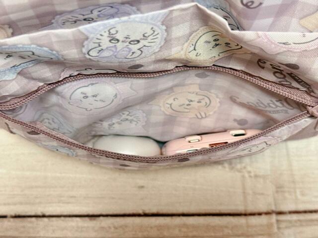 外側のポケットにはイヤホンやモバイルバッテリーをIn