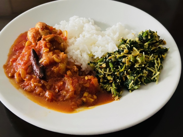 【南インド料理 葉菜hana】ライスをよそった皿に、チキンウップカレーとホウレン草のポリヤルを盛りつけて実食