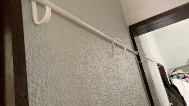 【ダイソー 突っ張り棒収納】突っ張り棒を使えば壁に穴を開けることなく簡単に取り付けられます