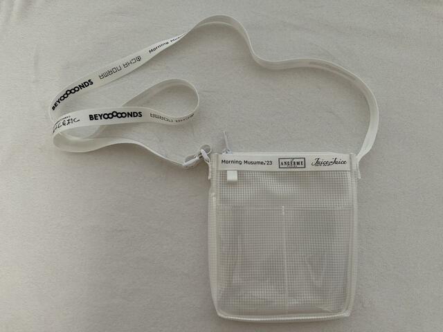 身長が高い方でも合わせられます【GU】クリアバッグ HELLO! PROJECT(カラー01 OFF WHITE):1,990円(税込)