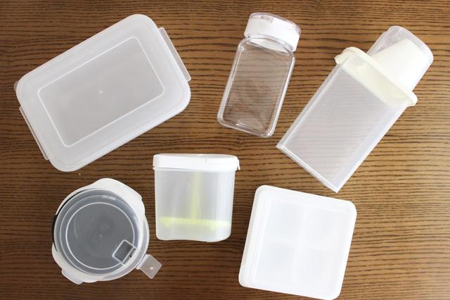 【ダイソー】左上から時計回りに、ザル付容器 、ワンプッシュで開閉できる保存容器、穀物保管容器、お弁当作り置き冷凍トレー、シャカシャカねぎポット、冷凍保存容器　ごはん一膳 ／すべて100円