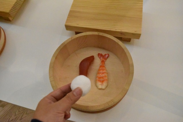 軽粘土をシャリに見立てて握る