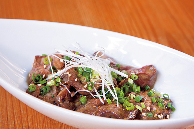 鶏太（元住吉） 炙りトロレバー 500円（税別） 大山鶏のレバーをレア状態にさっと炙り、ごま油とにんにくで和えた人気の一品。