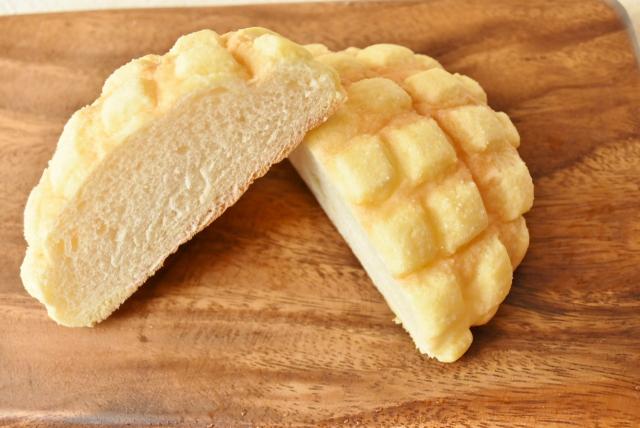 ふわモチなパン生地。／セブンイレブン『サックサクメロンパン』（欧州産発酵バター使用）118円（税込 127円 ）