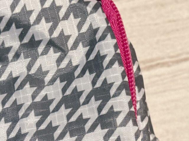 素材はポリエステル。リップストップ素材を使用しているので、丈夫なのがうれしいポイント♪