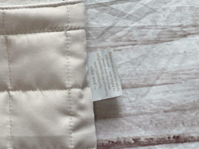 サイドにはおしゃれなロゴタグ付き