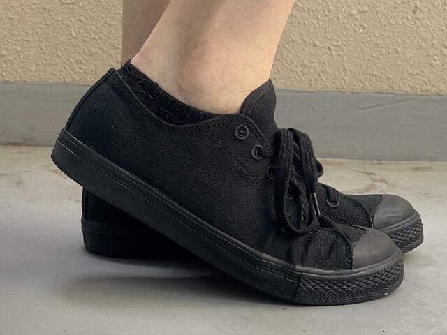 【無印良品 疲れにくい撥水スニーカー】インソールは土踏まずの部分が盛り上がっていますが、不思議と履きにくさはありません。逆にこの違和感が心地よいほど!
