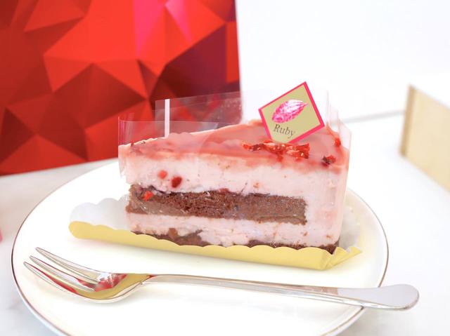  ルビーカカオクリームのケーキ～フランボワーズ仕立て～  417円（税別）