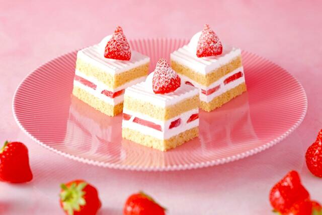 「新スーパーあまおうショートケーキ」＜期間：2025年12月1日～16日＞【12月のテーマは”クリスマススイーツ”♪ホテルニューオータニ大阪で『スーパースイーツビュッフェ2026 ～ホテルでいちご狩り～』開催】