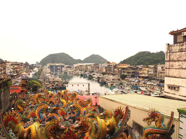 【台湾食べ歩きの旅 #9】港の正面に構える媽祖廟からの眺め。三重、四重に漁船が横付けされた様子は圧巻だ。これは第3漁港で、南方澳にはほかにも第1、第2漁港がある