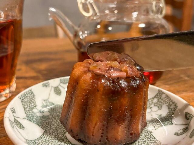 【ローソン 一粒栗のマロンカヌレ】中がむっちりした食感なので、切り分けるのが少し大変です