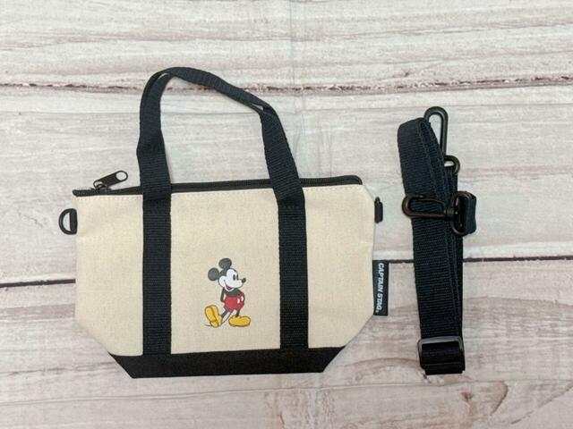 ポーチとショルダーストラップが入っています