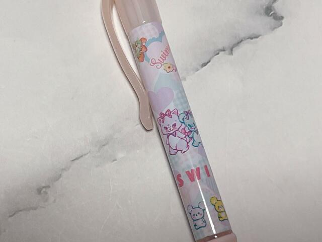 ハートの柄を背景に、お馴染みの4人の姿が♪