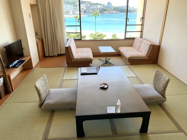 スタンダードな和室からも海が一望できる