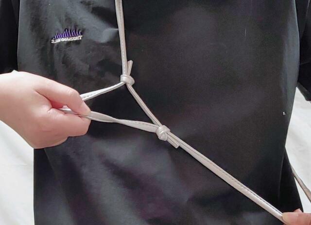 引っ張るだけで調節できる