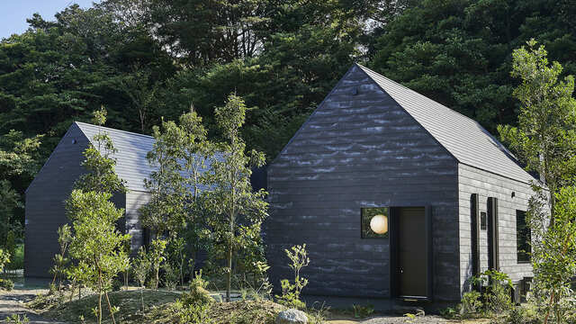 【「五浦 幽谷隠田跡温泉　源泉掛け流し&グランピング」茨城, 五浦 ©株式会社創輝】森のふもとにひっそりある2階建てのコテージ