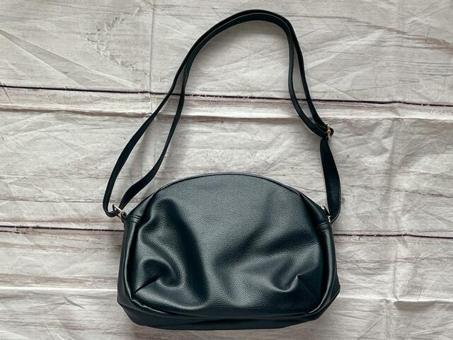 バックも装飾がないシンプルなデザイン