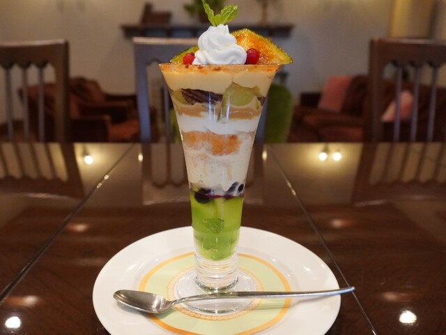 【ロイヤルホスト】「焦がしメロンのブリュレパフェ」1,408円（税込）