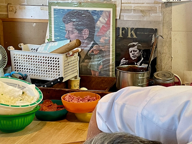 【トニーズピザ】ピッツァ台にもケネディの写真が飾ってある