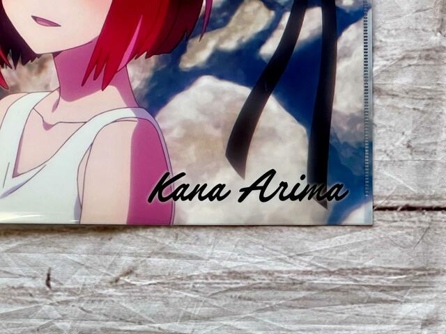 右下には「Kana Arima」のロゴ入り