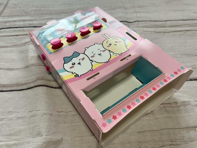 【付録 ちいかわ自動販売機】「じどうはんばいき1」と「じどうはんばいき2」「取り出し口1」を組み立てました！あともう少し♪