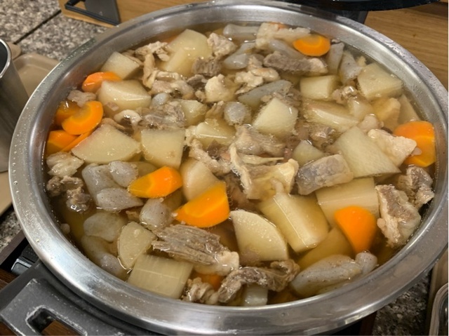 紀和牛すじ、根菜、南高梅のラグー