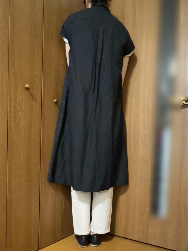 【UNIQLO リネンブレンドシャツワンピース】ボトムスを履くと後ろ姿も印象がガラッと変わります