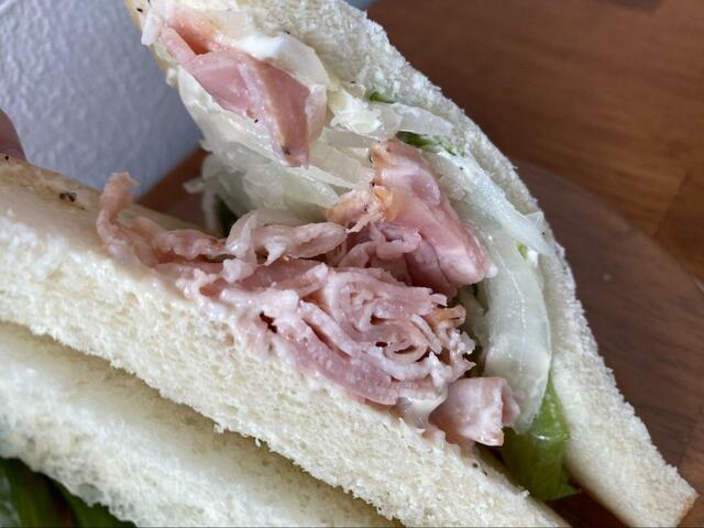 【サンマルクカフェ パストラミポーク&野菜サンド】オニオンのシャキシャキ感が良いアクセントに