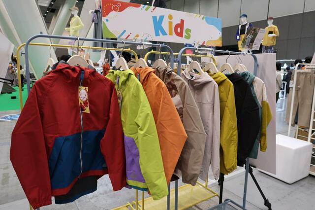 バッグインジュニアレインジャケット　新色を含むカラー展開