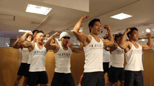 笑顔で歌い踊るマッチョたち