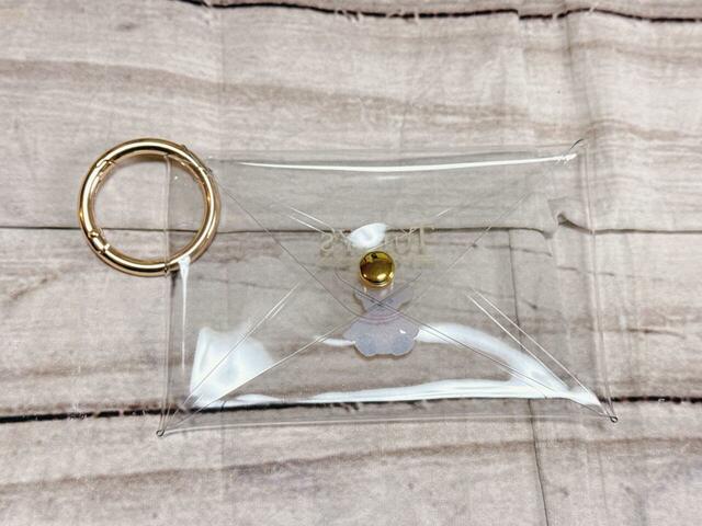 レター型でかわいい♪スナップボタンもゴールドカラーで統一されています