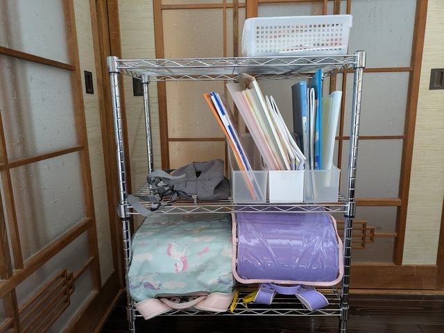 【Amazon basics　3段スチールラック キャスター付き】各段22kg、合計で68kgまで耐えられる設計です