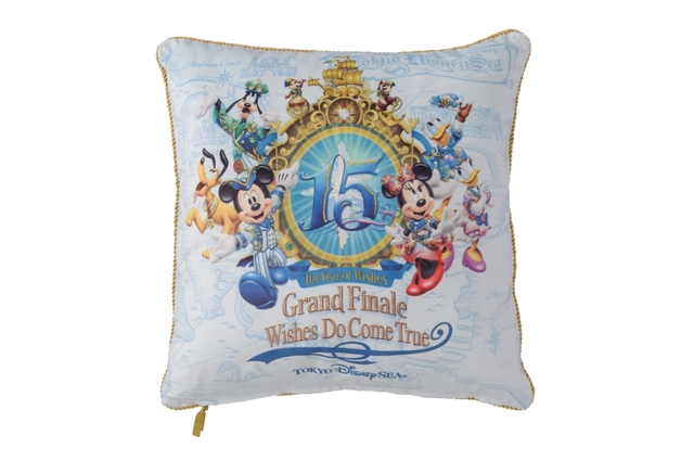 クッション ¥2,800 ※縦約43cm × 横約43cm × 厚さ約16.5cm｜「東京ディズニーシー15周年 “ザ・イヤー・オブ・ウィッシュ” ～グランドフィナーレ～」スペシャルグッズ