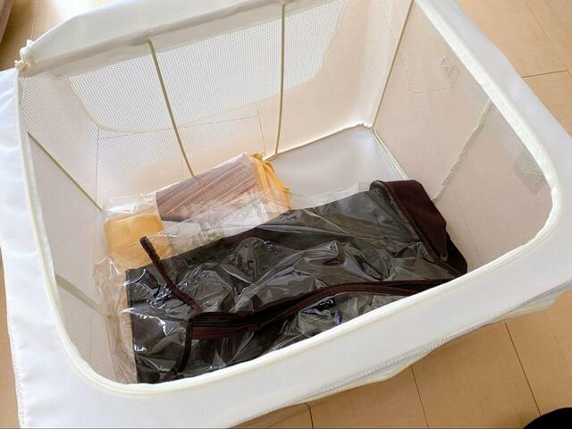 【3COINS たためるメッシュ窓付き収納】ボックス2つだけで、クローゼット上段の荷物のほとんどを収納できました！