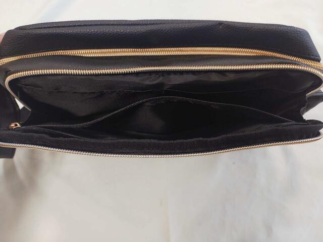 （正面から見た図）ダブルジップ式＆ガバッと開きます