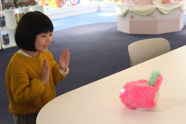 「がんばれー」と手をたたいて応援します。