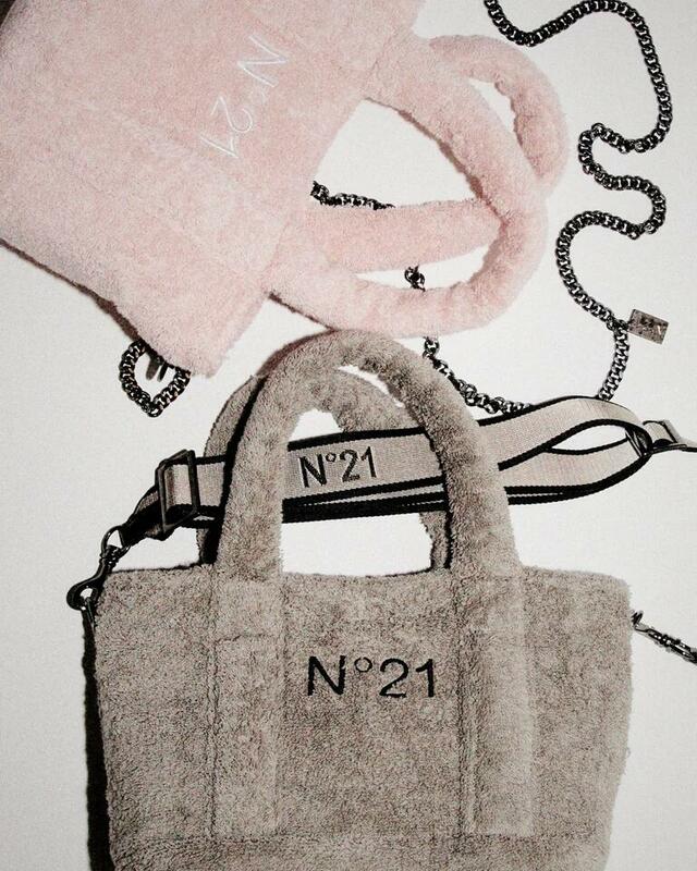 「N21」×「SodateruTOWEL」トートバッグ(税込 各¥20,900)　※ショルダーストラップは別売り ロゴショルダーベルト(税込 ¥11,000)、チェーンショルダーベルト(税込 ¥11,000)