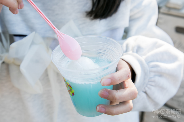 スプーンで崩すと中からトッピングがあらわれます。