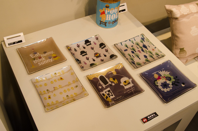 それぞれのデザインを全面にあしらったプレート。光に当てると綺麗