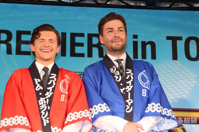 フラッシュが眩しい! と目を瞑るトムがかわいい