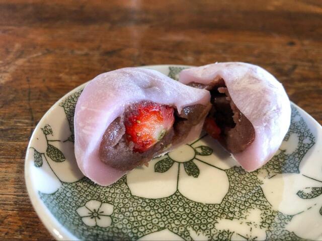 【シャトレーゼ　白州名水大福　苺】苺が丸ごと一粒包まれています