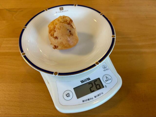 【ロピア ポンデケージョ】計ってみると1個26g、手のひらにのせると軽く感じるのにしっかりと食べ応えがあるのがポンデケージョらしい不思議なおいしさです◎