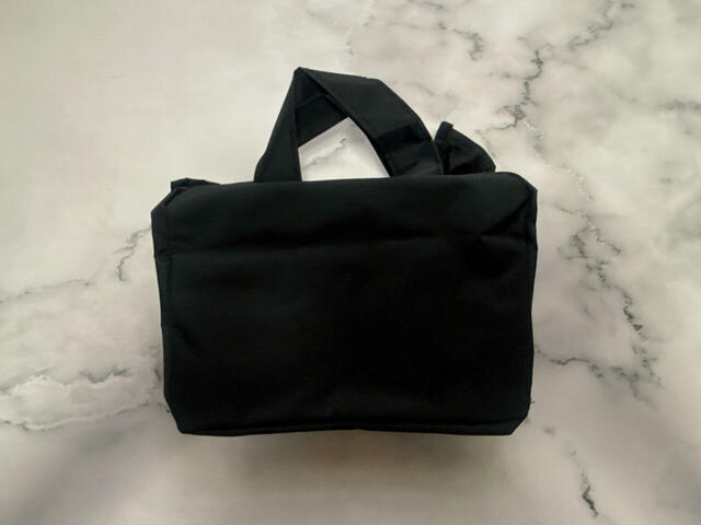 バックは装飾がないシンプルなデザイン