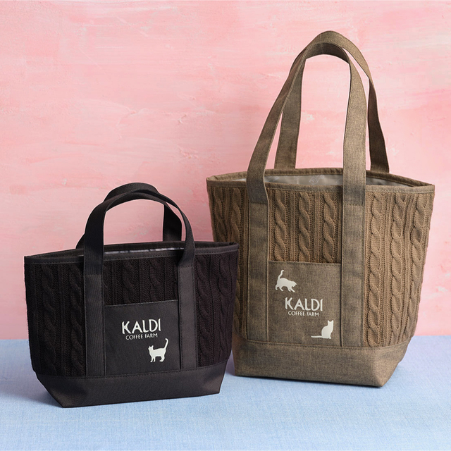 【カルディ「ネコの日バッグ」（左）と「ネコの日バッグ プレミアム」（右）