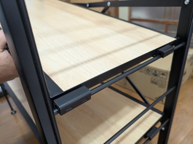 【アイリスオーヤマ 組立簡単 連結スチールラック】棚板の高さは約11cm間隔で調整可能です◎